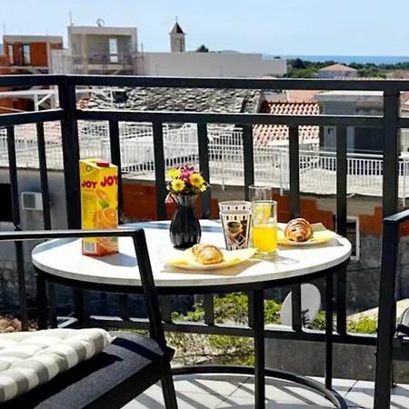 Sunny Oasis With A Beautiful View *