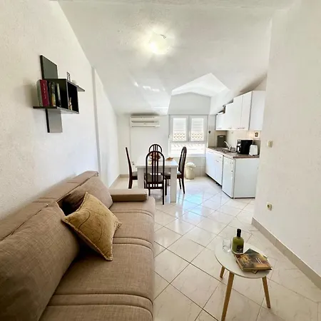 Sunny Oasis With A Beautiful View Apartamento Trogir
